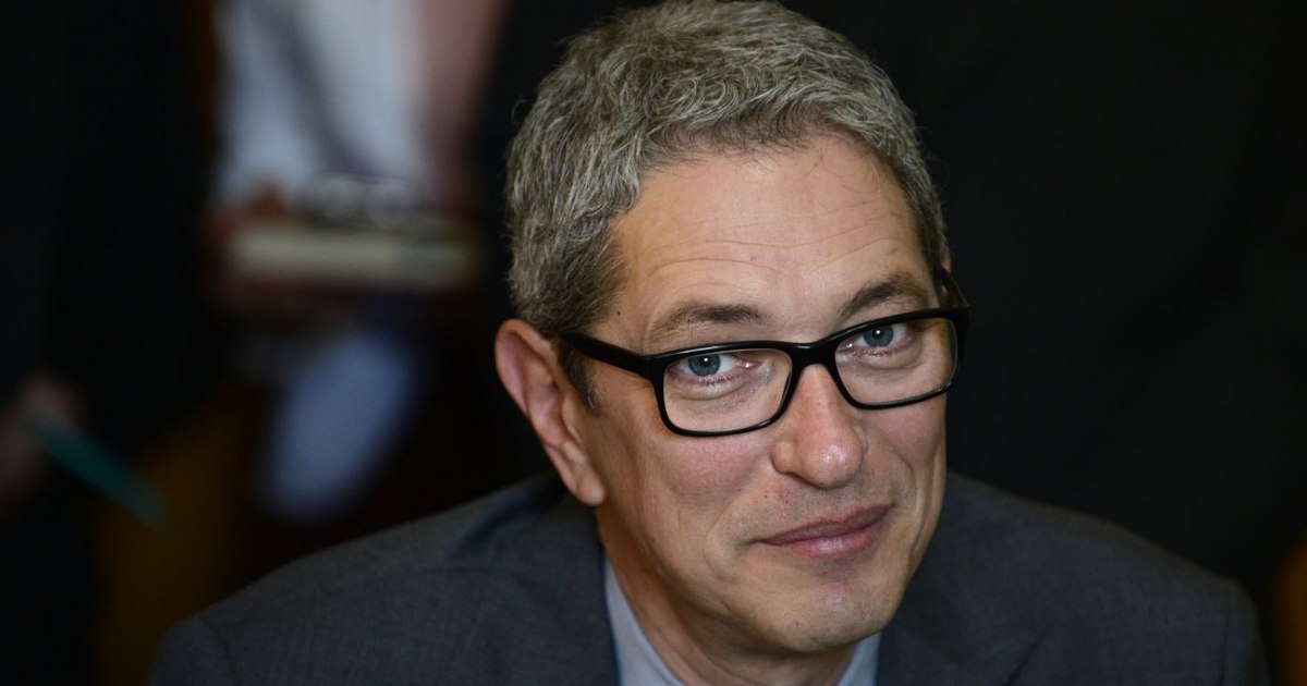 Guvernul îl recheamă pe Andrei Zaharescu din funcția de consul la Cape Town. Fostul prezentator TV se întoarce în țară după 11 ani de mandat