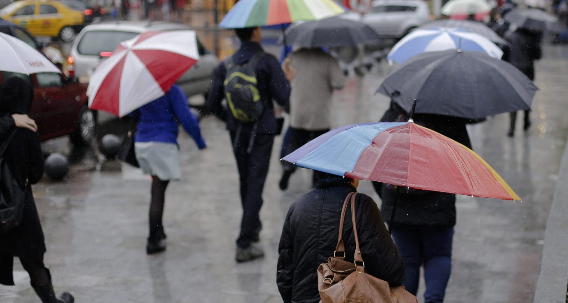 Se face și mai frig: ANM anunță ninsori, ploi şi răcire semnificativă a vremii în zilele următoare / Cod galben în șase județe până sâmbătă