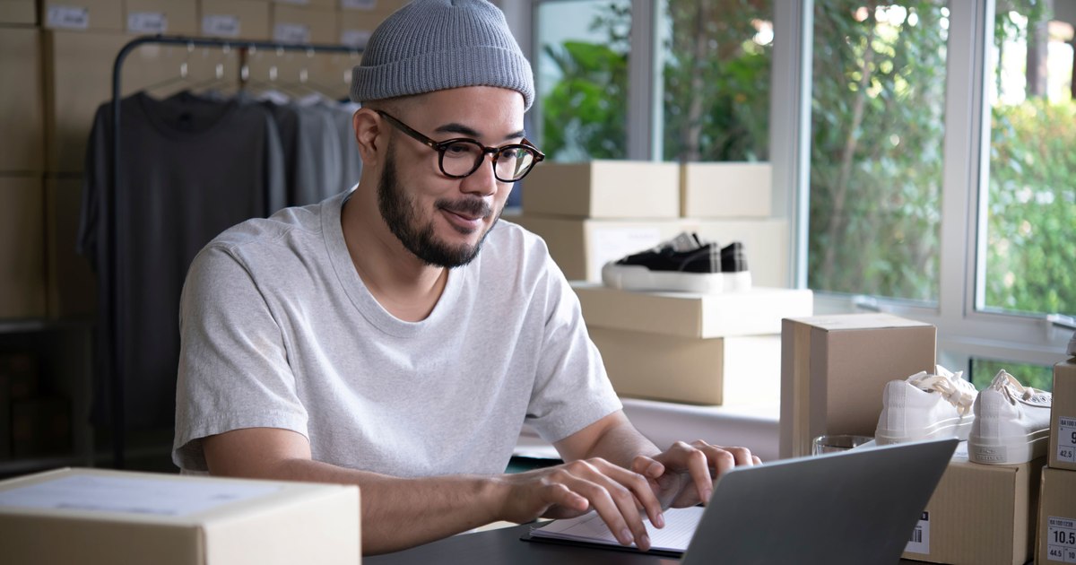 O nouă țeapă pe OLX: cum a rămas un bucureștean și fără bani pe Revolut, și fără adidași