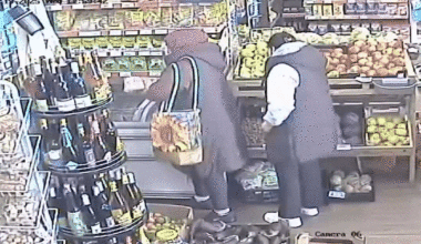 Momentul în care două femei fură dintr-un supermarket românesc din Marea Britanie. „O rață congelată și două caserole de burta de vită”