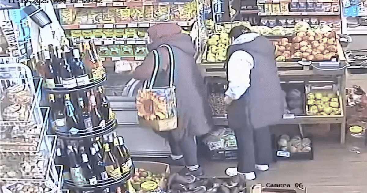 Momentul în care două femei fură dintr-un supermarket românesc din Marea Britanie. „O rață congelată și două caserole de burta de vită”