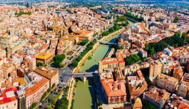 Orașul european puțin cunoscut turiștilor: soare, gastronomie și prețuri mici în sezonul rece. Este supranumit „grădina Europei”