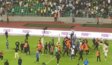 Scandal uriaș la meciul lui Reghecampf. Bătaie ca-n filme între jucători, staff și suporteri, oprită cu greu de către jandarmi