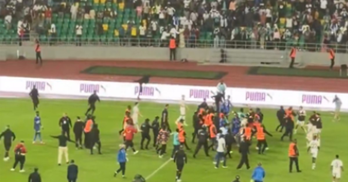 Scandal uriaș la meciul lui Reghecampf. Bătaie ca-n filme între jucători, staff și suporteri, oprită cu greu de către jandarmi