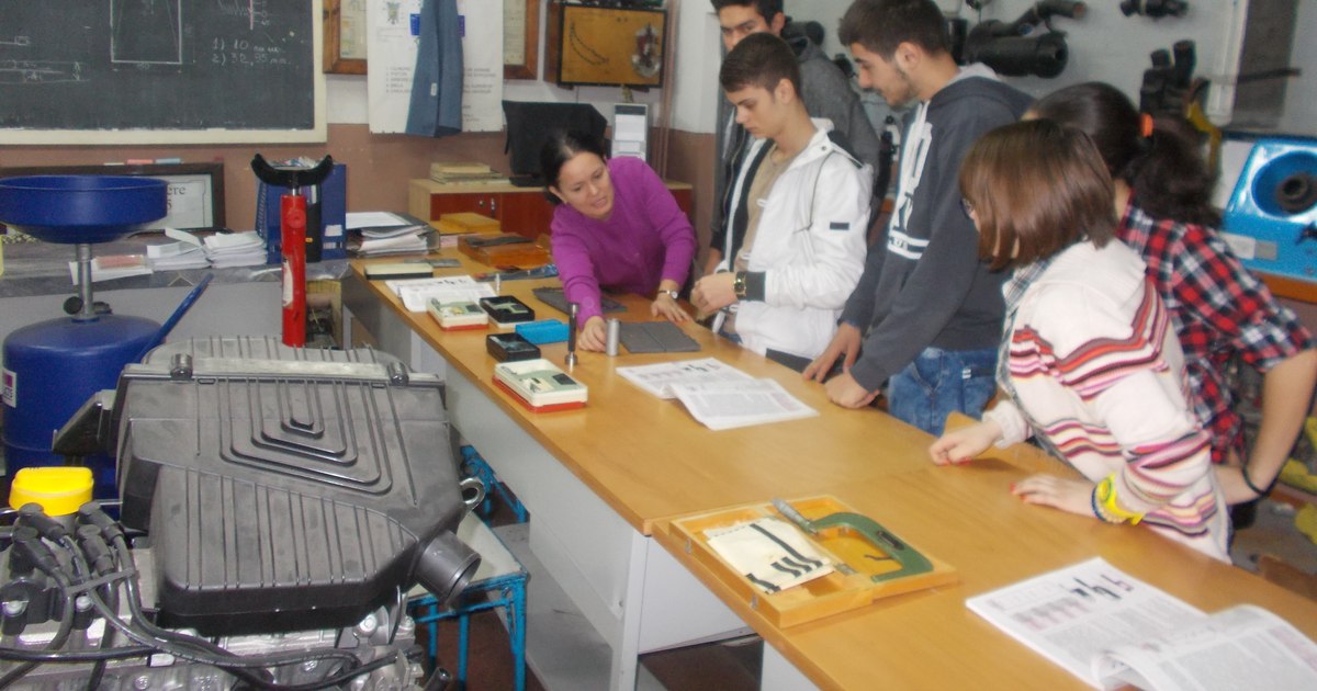 Învățământul tehnologic, în haine noi din anul școlar viitor. Dispare profesionala, se păstrează bursa. „Cu dualul e o problemă”