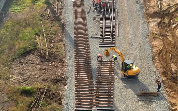 Lucrările de reabilitare la calea ferată uzinală de la UMB Oțelu Roșu Foto: captură video