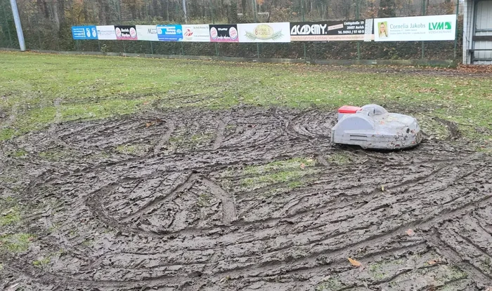 Un robot de tuns gazonul a distrus terenul unui club din Germania FOTO: NWZ Online