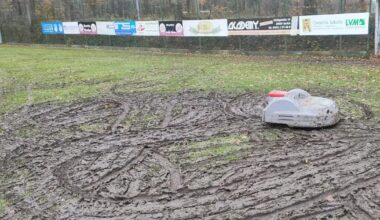 Un robot de tuns iarba a distrus terenul unui club din Germania: „Senzorii nu mai funcţionează corect”
