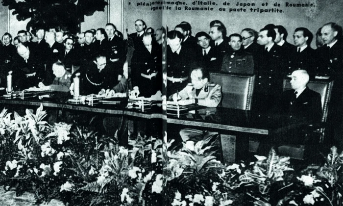 Mareșalul Antonescu (stânga) la semnarea Pactului Tripartit/FOTO: Arhivă
