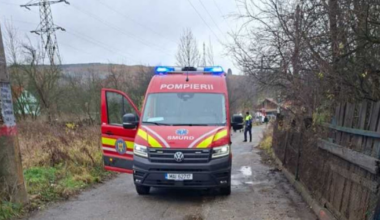 Doi bărbați au ajuns la spital după ce au căzut într-o groapă formată în asfalt, în Petroșani