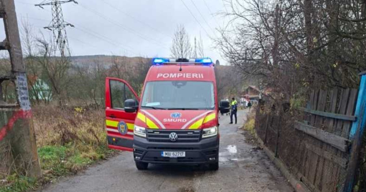 Doi bărbați au ajuns la spital după ce au căzut într-o groapă formată în asfalt, în Petroșani