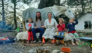 Cazul familiei care a rămas fără copiii pe care îi creștea într-o pădure din Italia, alături de cai, măgari și găini. Reacția lui Meloni