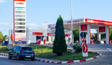 Gigantul care face o ofertă surpriză: vrea să cumpere activele Lukoil din străinătate, inclusiv din România