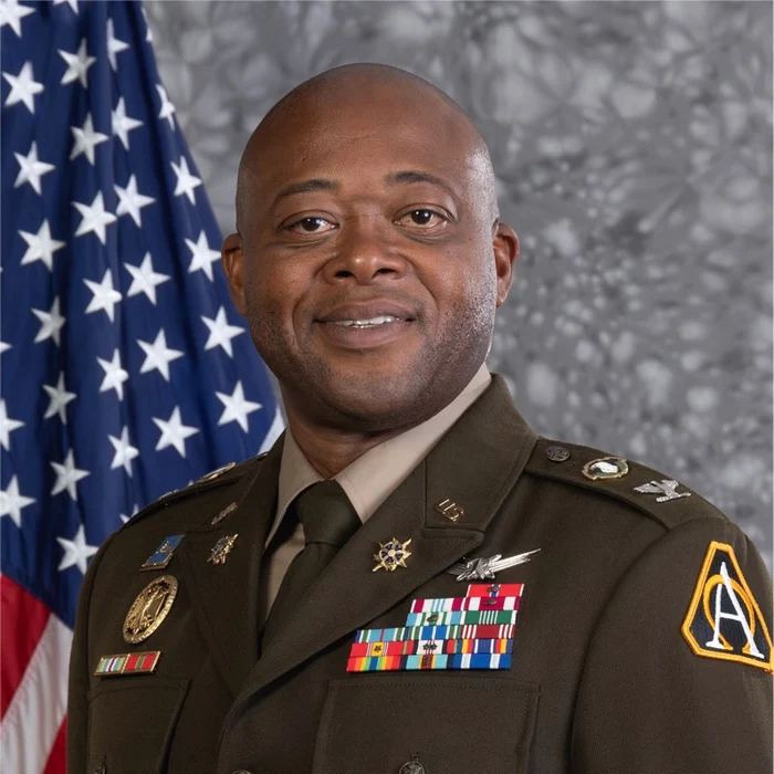 COL. Christopher Hill, Sr. Director achiziții pentru sisteme tactice avansate. Sursa: LinkedIn