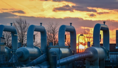 Presată de sancțiunile împotriva Lukoil, Rusia anunță extinderea exporturilor de petrol și GNL către Beijing