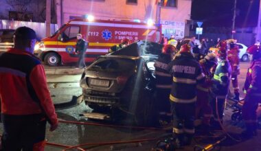 O tânără de 20 de ani a murit, după ce mașina condusă de prietena ei a intrat într-un stâlp în București