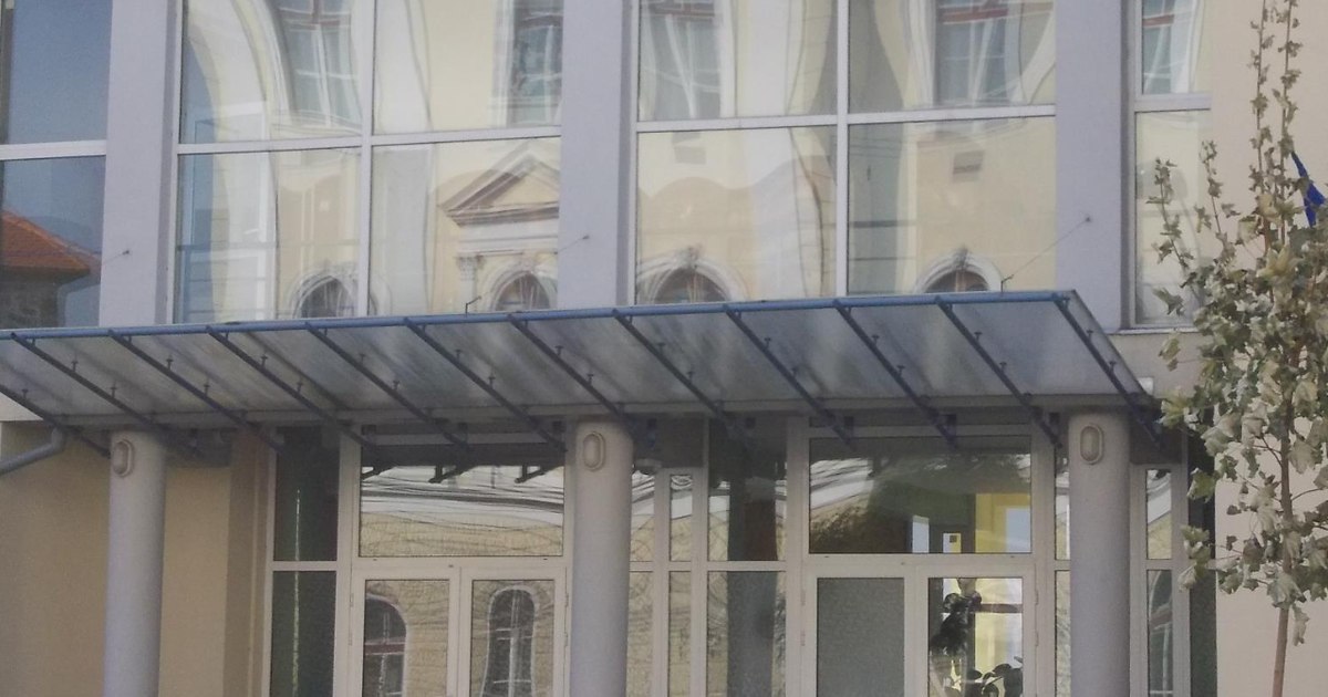 O învățătoare s-a ales cu umărul dislocat, directoarea adjunctă a fost lovită și psiholoaga mușcată de un elev de 9 ani din Cluj