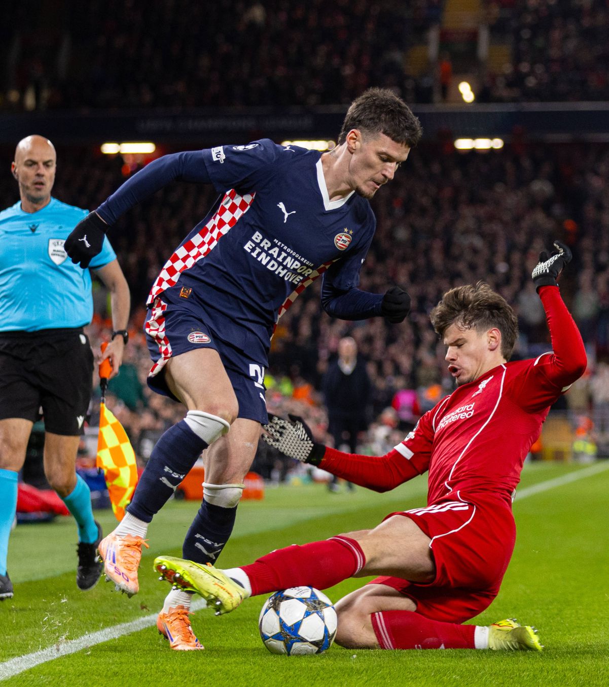 Dennis Man și adversarul său direct de pe Anfield, Milos Kerkez/ Foto: IMAGO