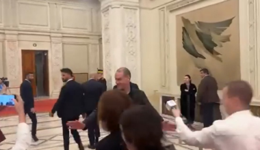 Ofițerul de presă care a îmbrâncit jurnaliști la Parlament este cercetat disciplinar de Cancelaria prim-ministrului