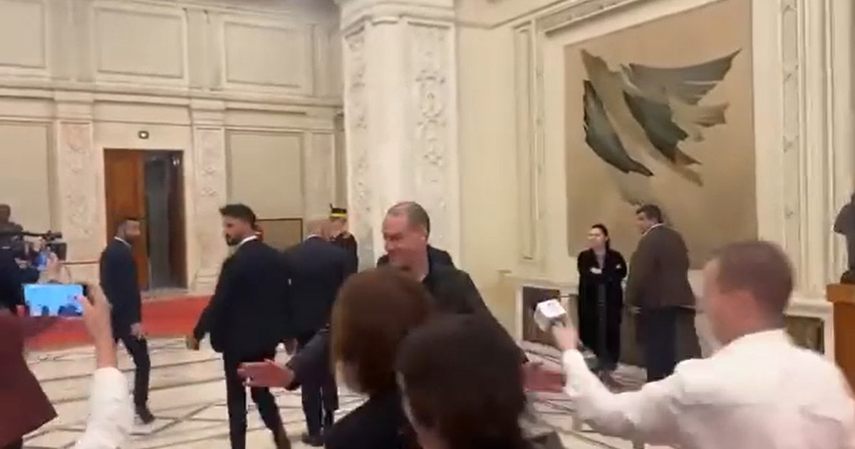 Ofițerul de presă care a îmbrâncit jurnaliști la Parlament este cercetat disciplinar de Cancelaria prim-ministrului