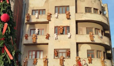 Imagini de coșmar la Târgurile de Crăciun de la Constanța și Focșani: ursuleți de pluș spânzurați de blocuri sau „trași în țeapă”