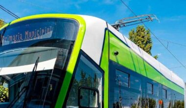 Șofer plecat „după mici” a blocat probele tehnice de pe linia de tramvai 5, parcând direct pe șine