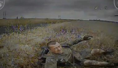 Imagini șocante cu soldați ruși panicați, încercând cu disperare să se ferească de drone. Soldat ucrainean: „E noul trend”