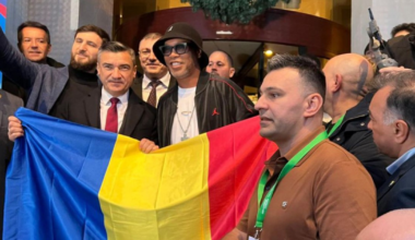 Întârziatul Ronaldihno. Primarul și sute de fani l-au așteptat pe portughez două ore, în frig. Cum a apărut în fața hotelului din Iași