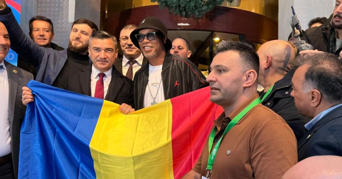 Întârziatul Ronaldihno. Primarul și sute de fani l-au așteptat pe portughez două ore, în frig. Cum a apărut în fața hotelului din Iași