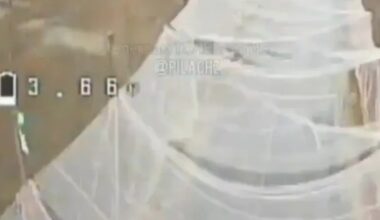 Momentul înfricoșător în care o dronă dragon rusească revarsă o ploaie de foc asupra „tunelurilor vieții”