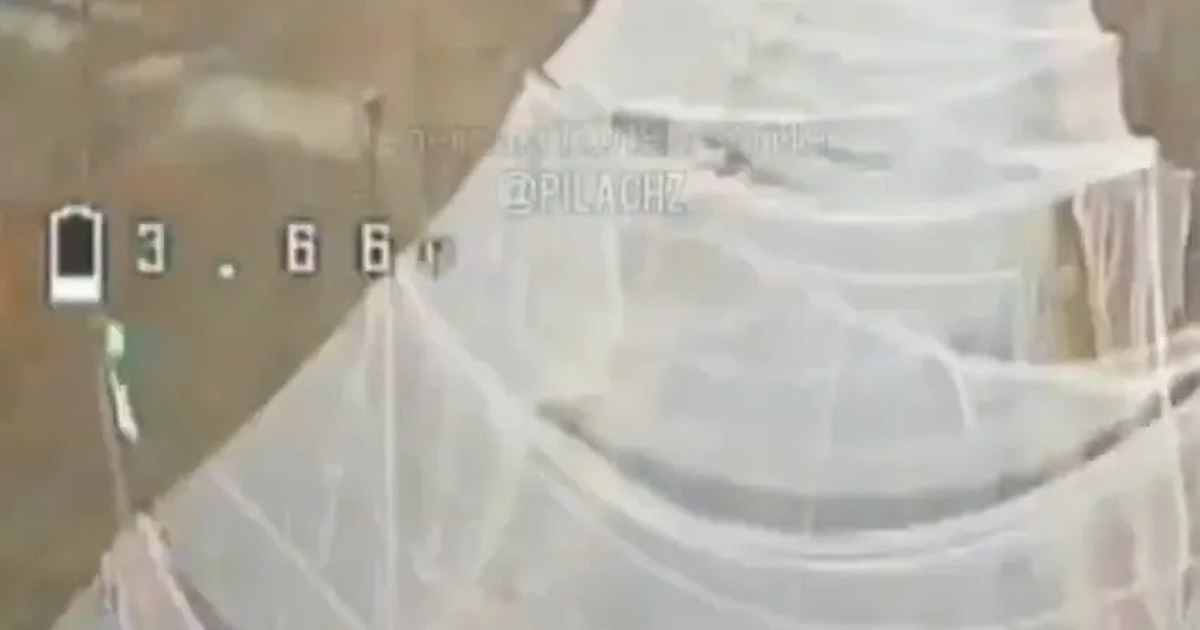 Momentul înfricoșător în care o dronă dragon rusească revarsă o ploaie de foc asupra „tunelurilor vieții”