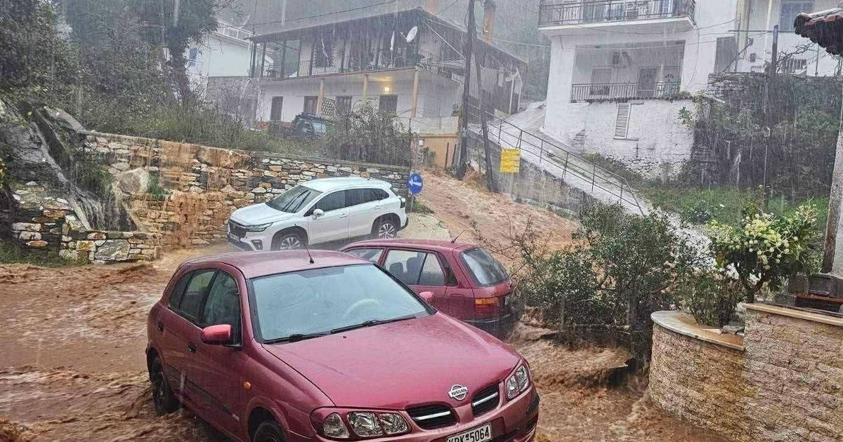 Tablou dezolant pe o insulă grecească îndrăgită de români. Ciclonul Adel a provocat pagube materiale semnificative, haos pe drumuri. Mai multe mașini luate de ape