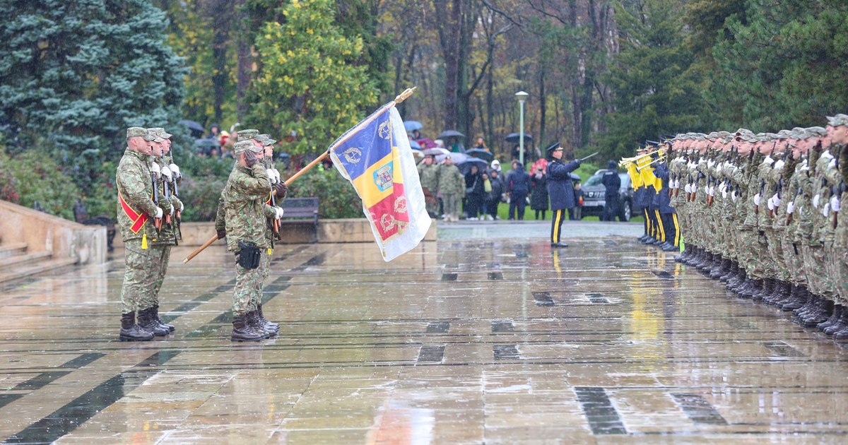 Intonarea imnului național, „fiasco total” la jurământul a 600 de recruți: „Nu mă așteptam la corul Madrigal, dar nici sa ne facem de râs in așa hal”