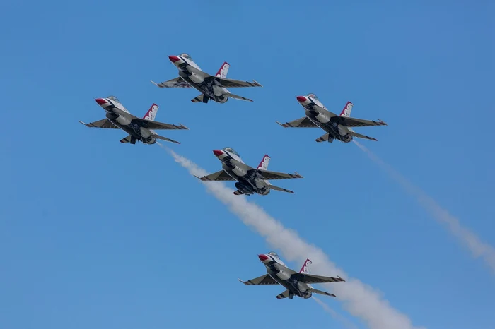 Numai o oră de zbor a unui F-16 costă aproape 30.000 de dolari. FOTO: Pixabay