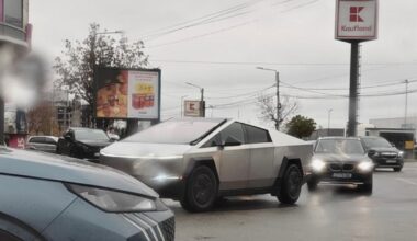 Tesla Cybertruck, mașina interzisă în Europa, văzută pe străzile din Craiova. Internauții au ironizat autoturismul care costă o avere
