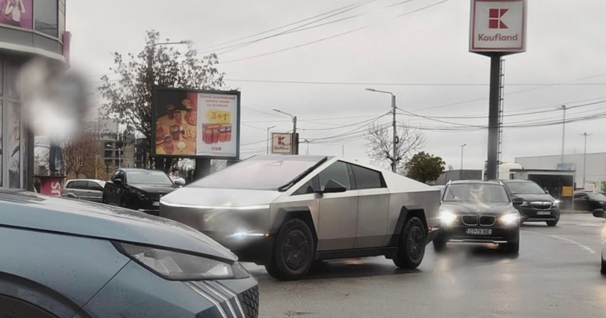 Tesla Cybertruck, mașina interzisă în Europa, văzută pe străzile din Craiova. Internauții au ironizat autoturismul care costă o avere