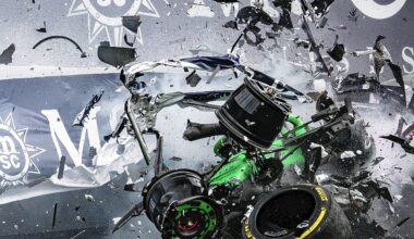 Accident înfiorător în F1! La 339 de km/h, mașina a fost făcută zob