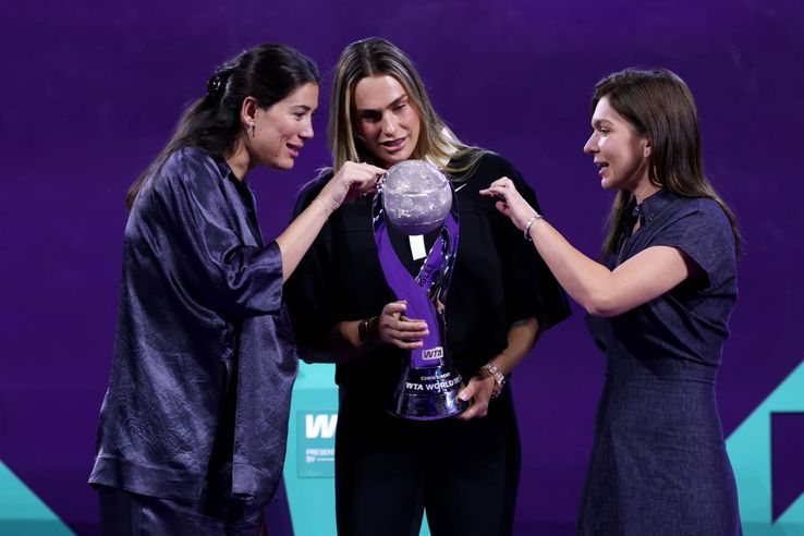 Aryna Sabalenka, alături de Garbine Muguruza și Simona Halep, cu trofeul de număr 1 mondial la finalul lui 2025 Foto: Guliver/GettyImages