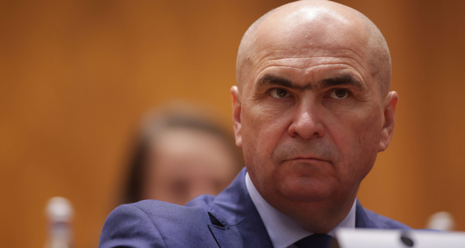 Fără camere, fără microfoane, fără întrebări! Cum sunt ținuți jurnaliștii, cu forța, la distanță de Bolojan (Video)