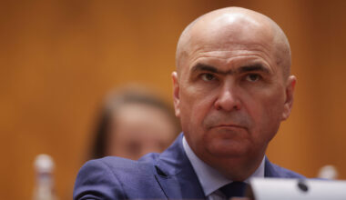 Fără camere, fără microfoane, fără întrebări! Cum sunt ținuți jurnaliștii, cu forța, la distanță de Bolojan (Video)