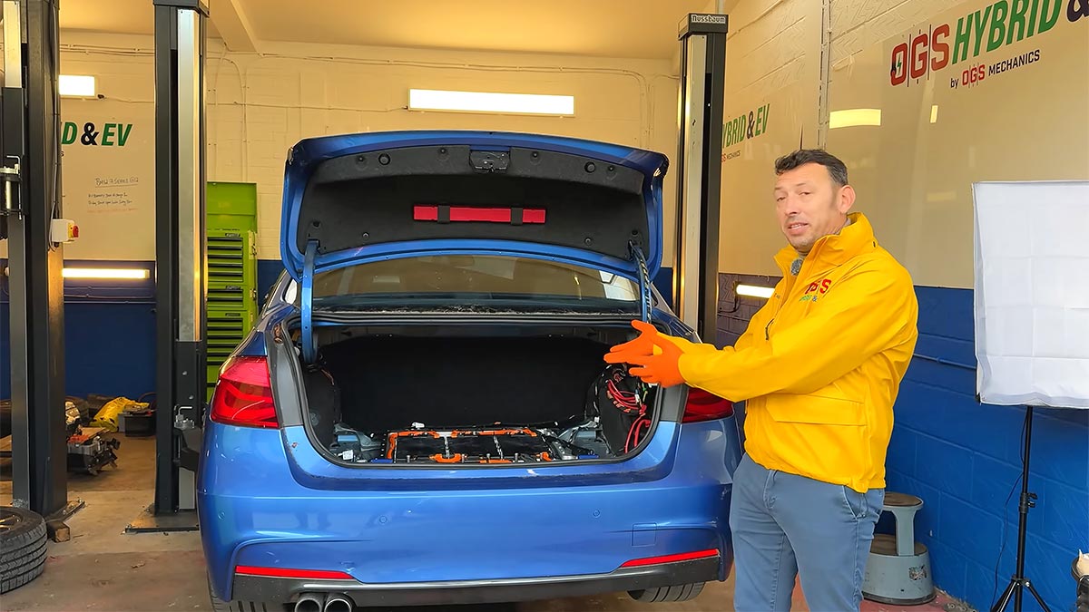 (VIDEO) Un mecanic român din Marea Britanie a descoperit o cauză simplă care face modelele plug-in hibride BMW să cedeze, cu nevoia de reparaţii scumpe | PiataAuto.md