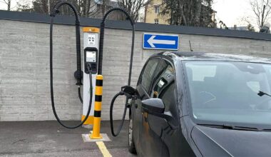 O maşină electrică a rămas blocată la o staţie de încărcare din Finlanda timp de două zile şi nici profesioniştii n-au putut elibera repede | PiataAuto.md