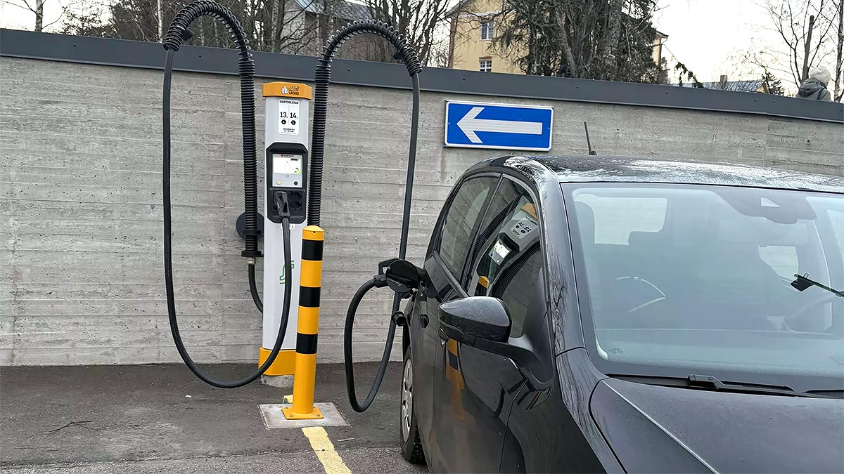 O maşină electrică a rămas blocată la o staţie de încărcare din Finlanda timp de două zile şi nici profesioniştii n-au putut elibera repede | PiataAuto.md