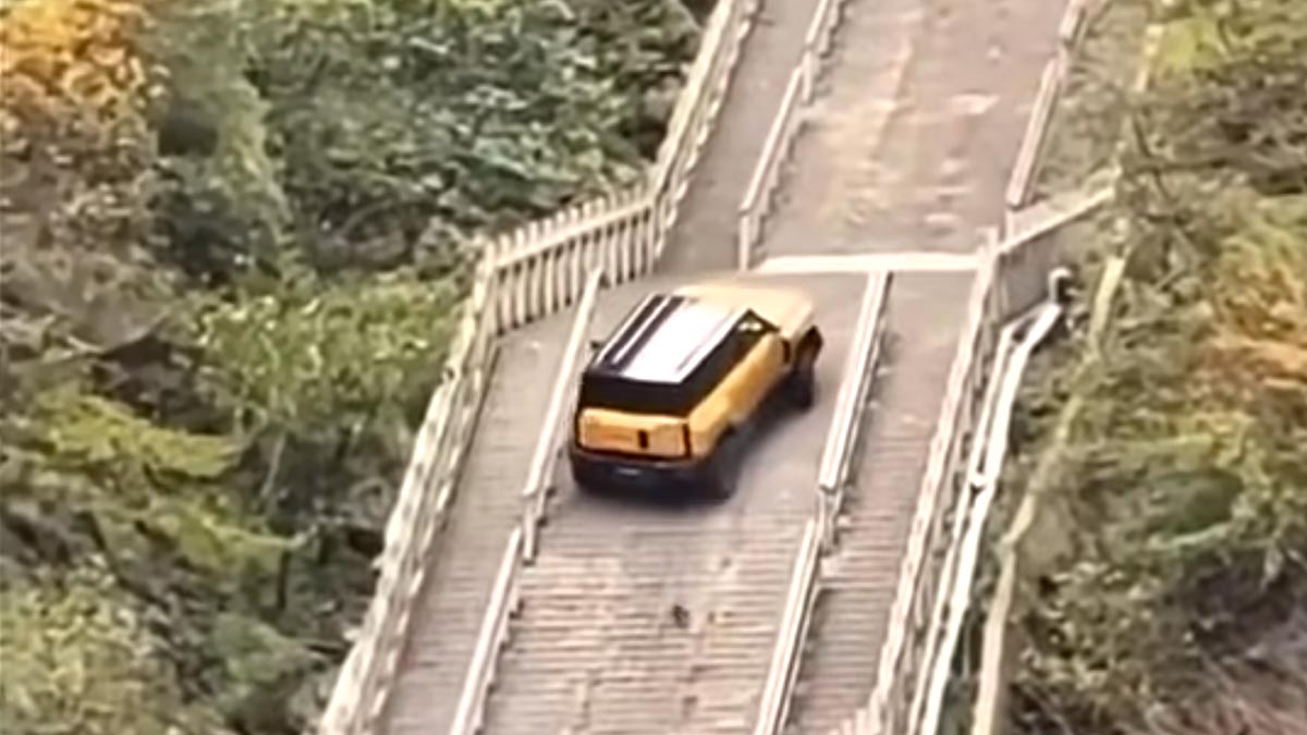 (VIDEO) Chinezii au încercat să repete o urcare legendară Land Rover a unor scări la 45 grade, dar maşina chinezească a eşuat la scurt timp după pornire | PiataAuto.md