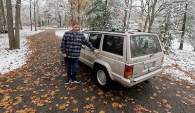 (VIDEO) Un youtuber spune că nu va mai cumpăra maşini noi niciodată după ce a redescoperit senzaţii uitate de condus într-o maşină veche, fără ecrane şi multimedia | PiataAuto.md