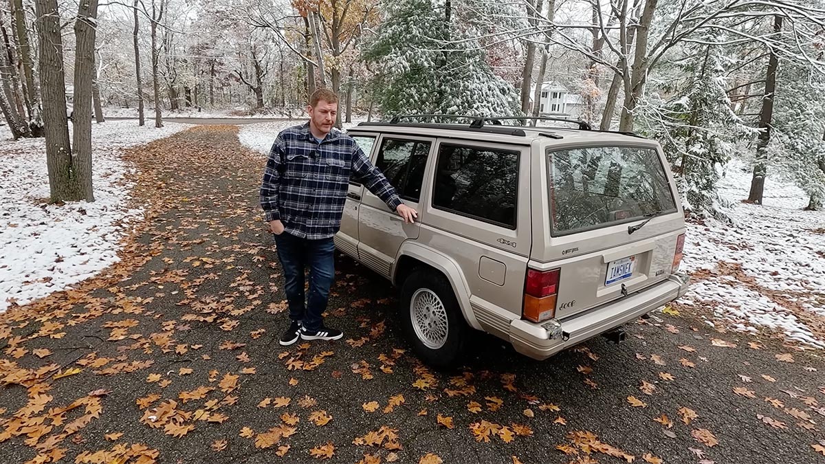 (VIDEO) Un youtuber spune că nu va mai cumpăra maşini noi niciodată după ce a redescoperit senzaţii uitate de condus într-o maşină veche, fără ecrane şi multimedia | PiataAuto.md