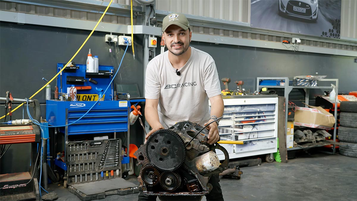 (VIDEO) Un youtuber cu studii de inginer a explorat de ce motoarele V4 nu mai există în lume în timpurile noastre | PiataAuto.md