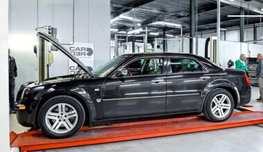 (VIDEO) O olandeză a arătat că un Chrysler 300C a putut parcurge peste 500.000 km, datorită elementelor tehnice de Mercedes pe el | PiataAuto.md