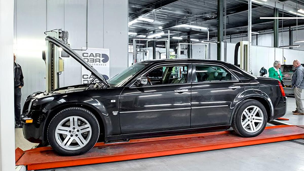 (VIDEO) O olandeză a arătat că un Chrysler 300C a putut parcurge peste 500.000 km, datorită elementelor tehnice de Mercedes pe el | PiataAuto.md