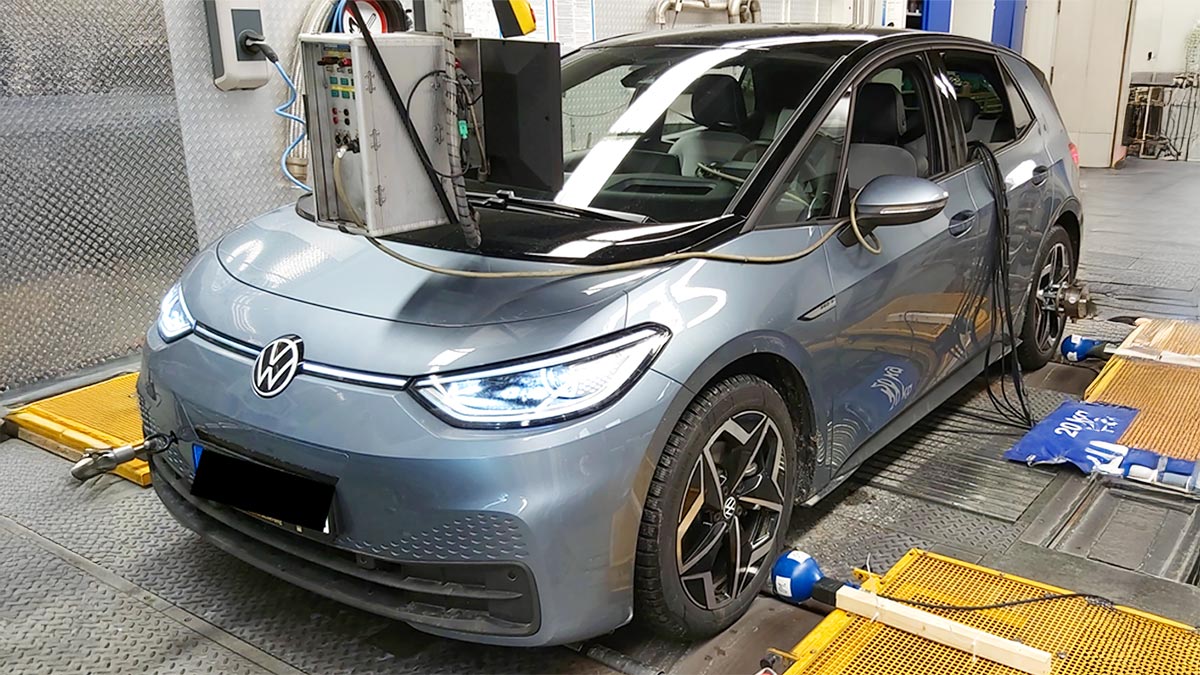 (VIDEO) Germanii de la ADAC au testat 13 maşini electrice şi plug-in hibride în laborator, măsurându-le câmpul electromagnetic, alături de una cu combustie | PiataAuto.md